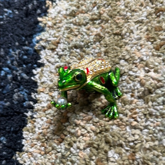 Frog Kissing the Pearl Trinket Ring Box Hinged Hand Painted Figurine Jewel NWOT - Picture 6 of 16